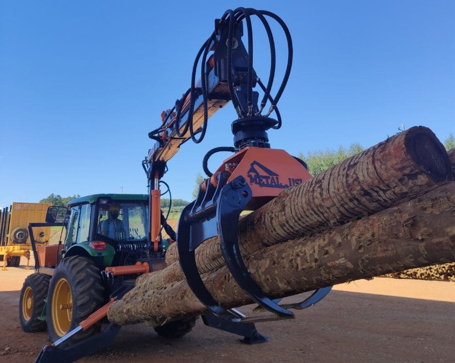 Garra florestal em trator agrícola